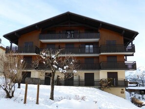 A multi-story building with balconies, surrounded by snow. - 3rd floor, view mountain, balcony, parking, tv, ski locker, 25m², Combloux (Combloux)