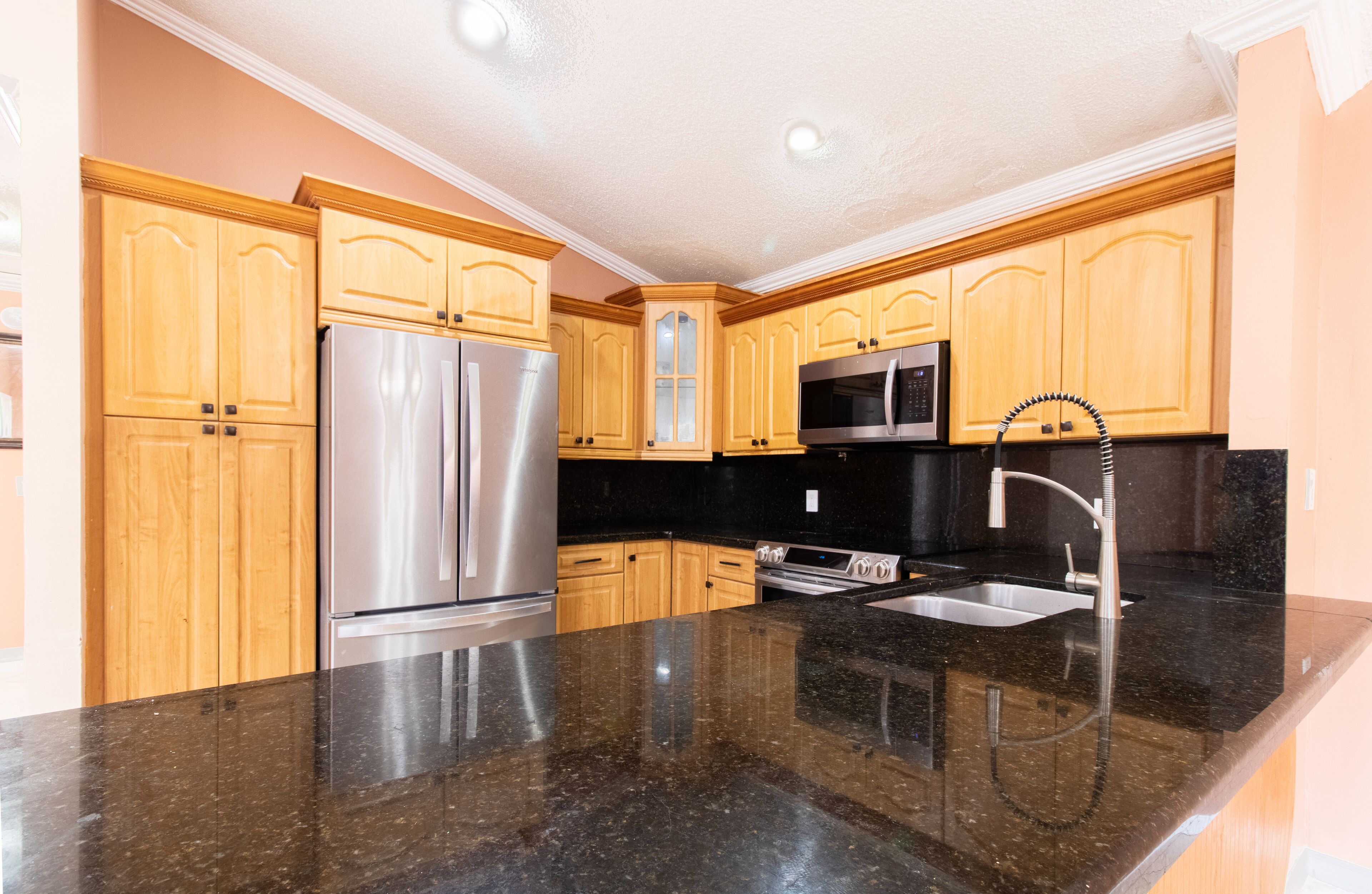 Kühlschrank, Geschirrspüler, Esstisch