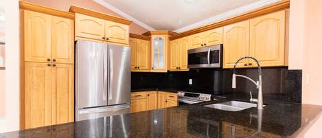 Kühlschrank, Geschirrspüler, Esstisch