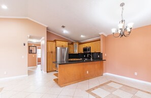 Refrigerador, lavavajillas y comedor 