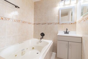 Tina con regadera y tina de hidromasaje 