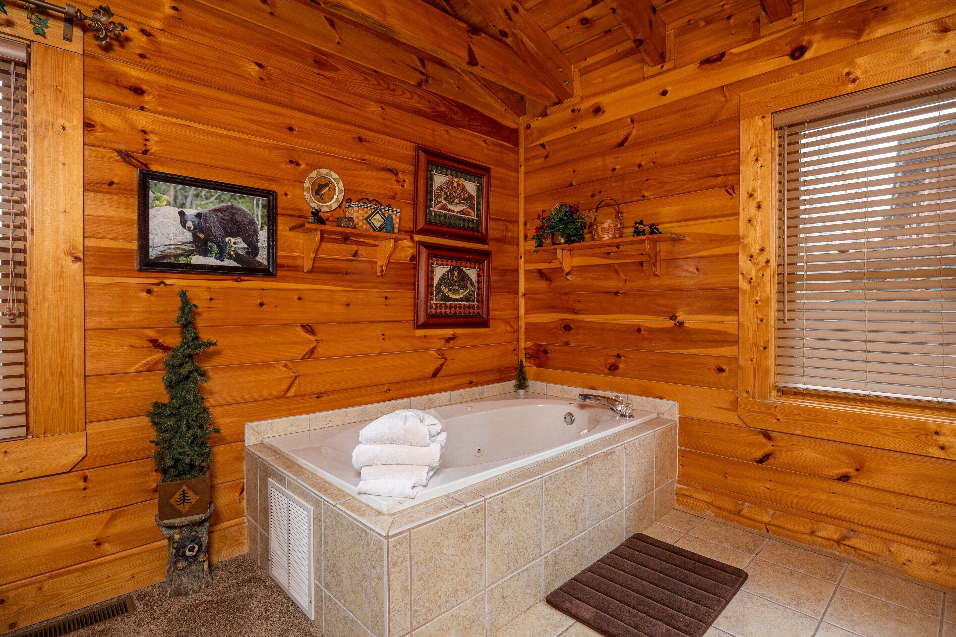 Beautiful,  3-bedroom, 2-bathroom cabin in Pigeon Forge