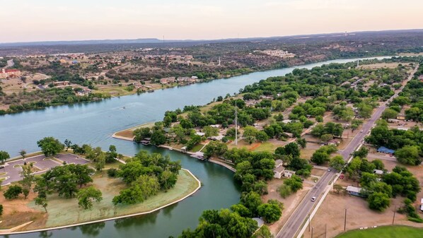 Vue aérienne d’une zone riveraine avec des immeubles d’habitation, un pont et une route.