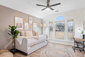 Smart TV, fireplace, offices - Lake Marble Falls Waterfront | House | Wet Slip | Huge Yard (Marble Falls)