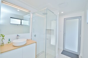 Douche, serviettes fournies