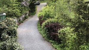 A gravel path surrounded by dense greenery and trees. - Haus Onel 1 (Schmallenberg)