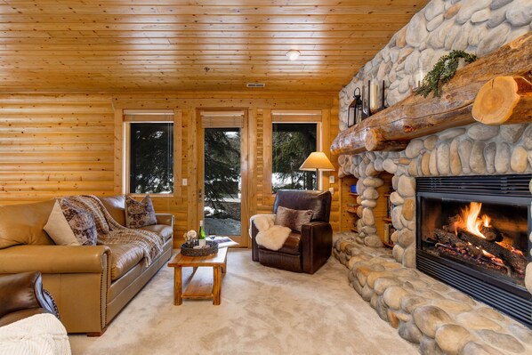 Een televisie en een open haard