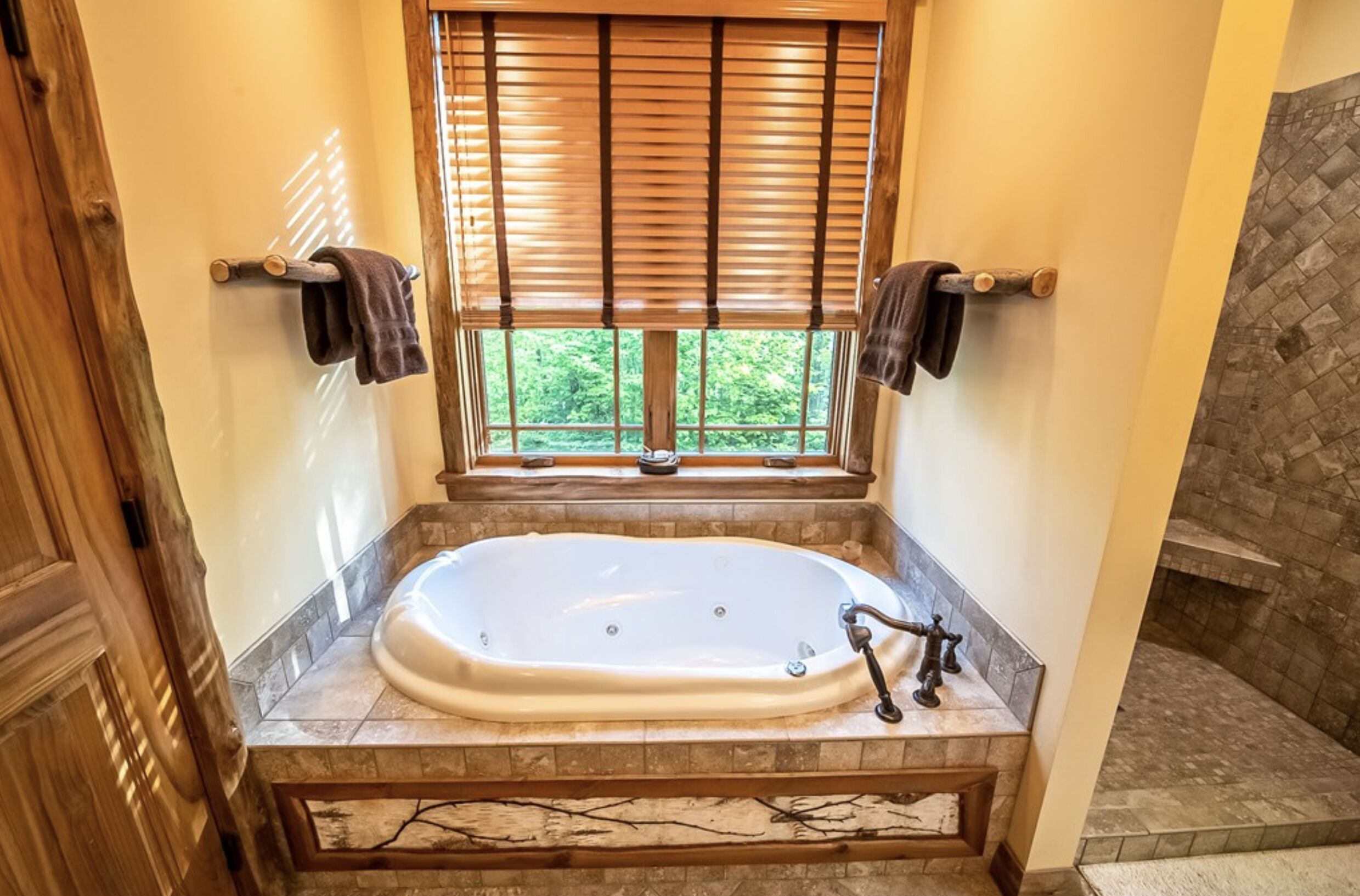 Cozy & Luxurious Adirondack Home to create many Lake Placid memories!