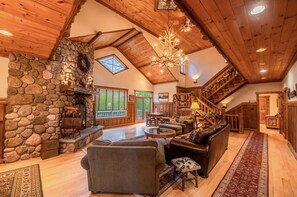 Smart TV, caminetto, Netflix, libri