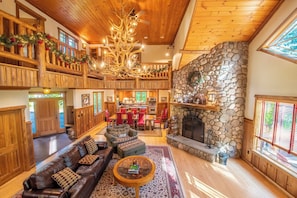 Smart TV, caminetto, Netflix, libri