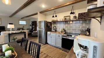 Een koelkast, een microgolfoven, een oven, een kookplaat