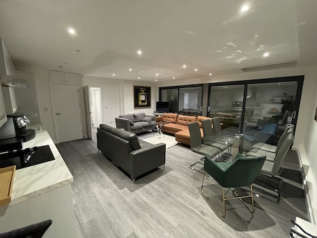 Smart TV. Detached Luxury House in the Hart of Islington Four Bedroom