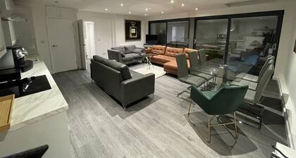 Detached Luxury House in the Hart of Islington Four Bedroom