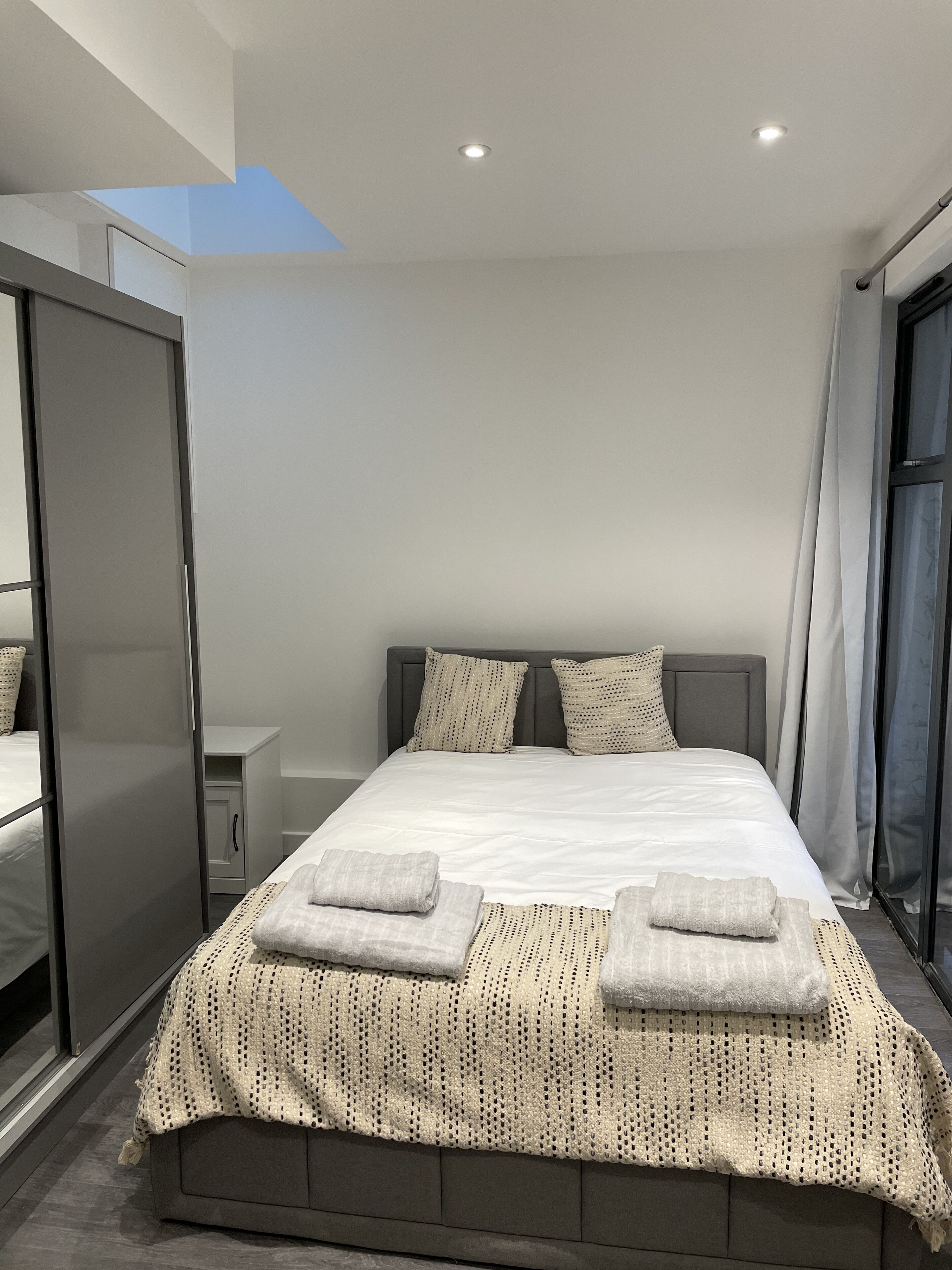 5 bedrooms, iron/ironing board, free WiFi, bed sheets
