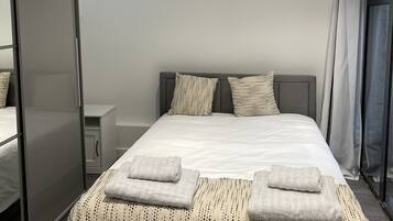 5 bedrooms, iron/ironing board, free WiFi, bed sheets