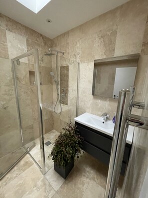 Dusche, Haartrockner, Handtücher, Seife