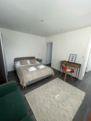 5 bedrooms, iron/ironing board, free WiFi, bed sheets - Detached Luxury House in the Hart of Islington (London)