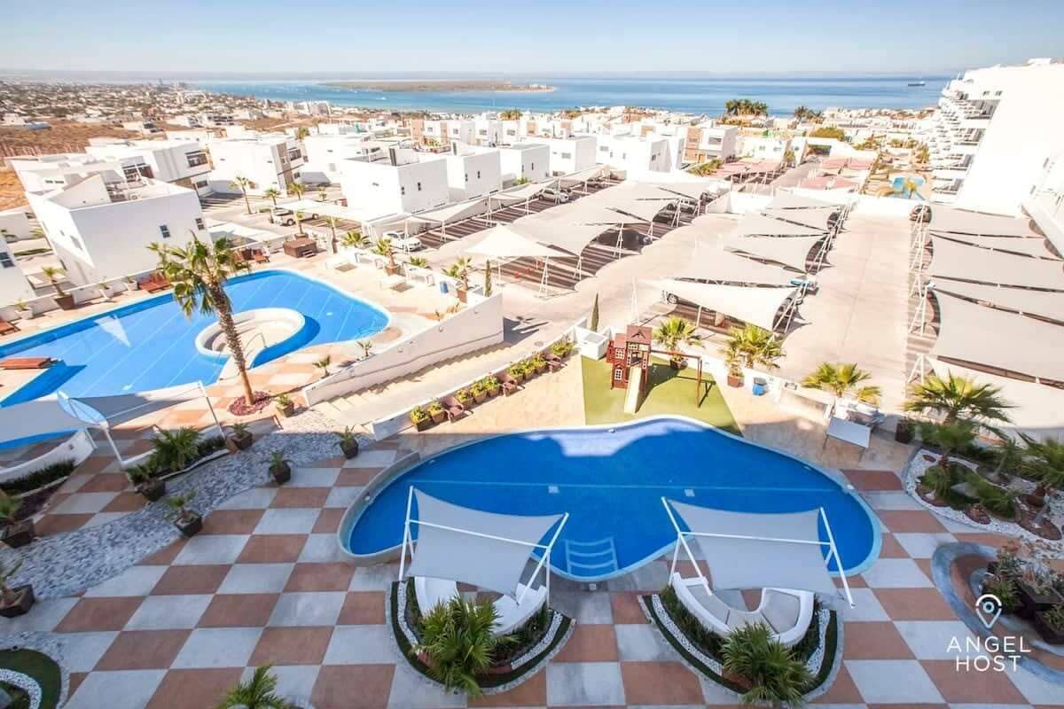 Utomhuspool och solstolar