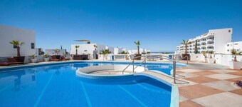 Bayview Terrace, Pools, Gym, Walk to Malecón