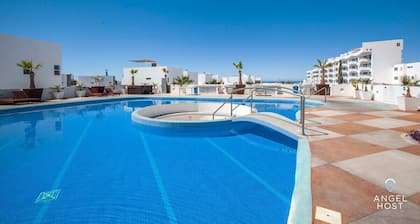 Bayview Terrace, Pools, Gym, Walk to Malecón