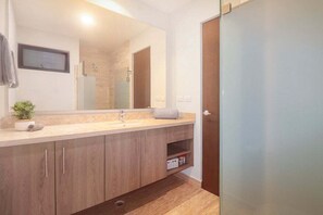 Dusche, Haartrockner, Handtücher, Toilettenpapier