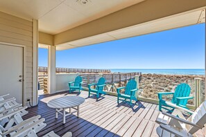 Terrace/patio - 25% Off! 6/4 Gulf Front Home right on the sugar white sands of Navarre Beach! (Navarre Beach)