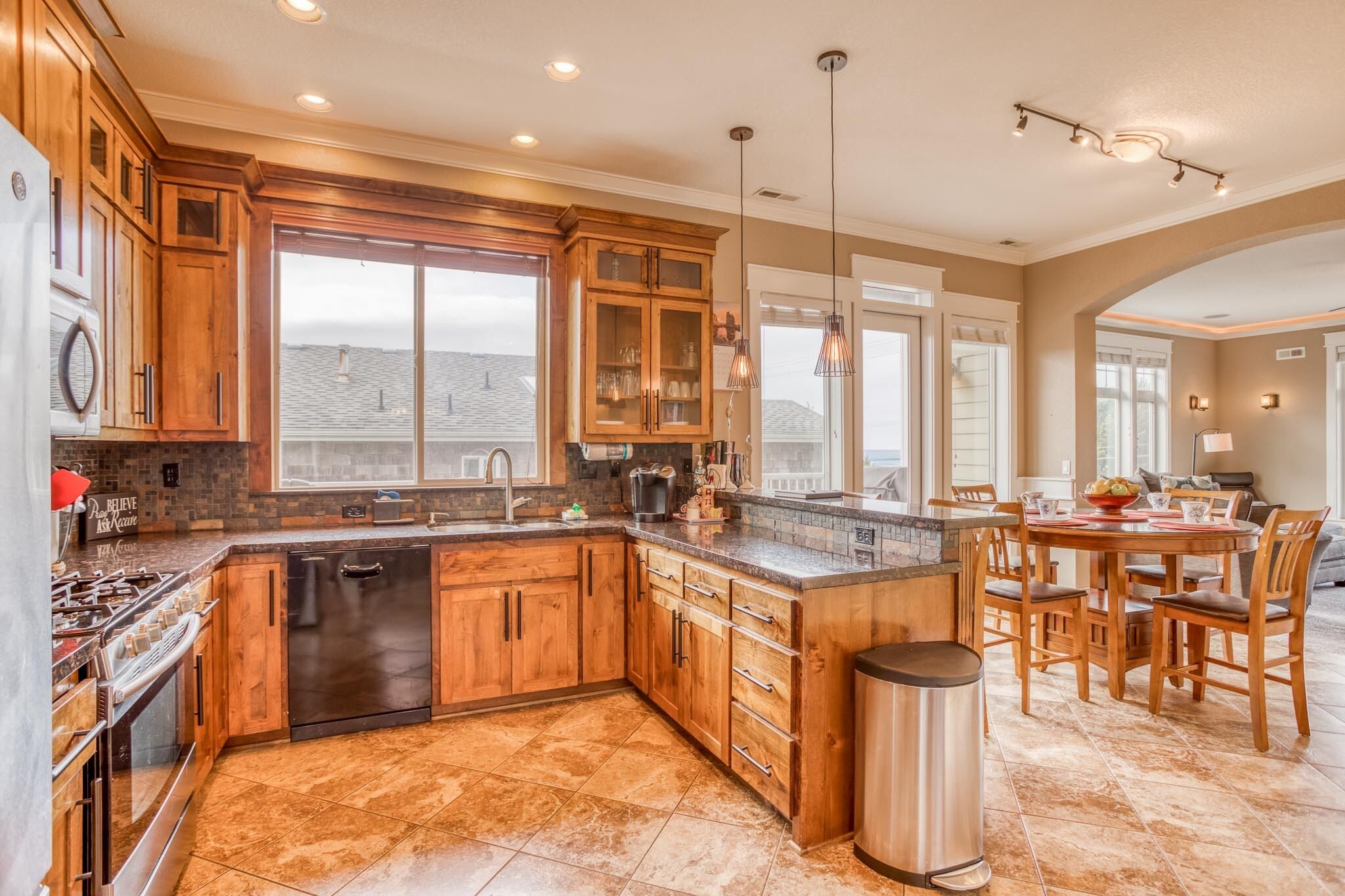 Stately, Spacious Oceanview Beauty has King Suite, Chef’s Kitchen and Hot Tub!