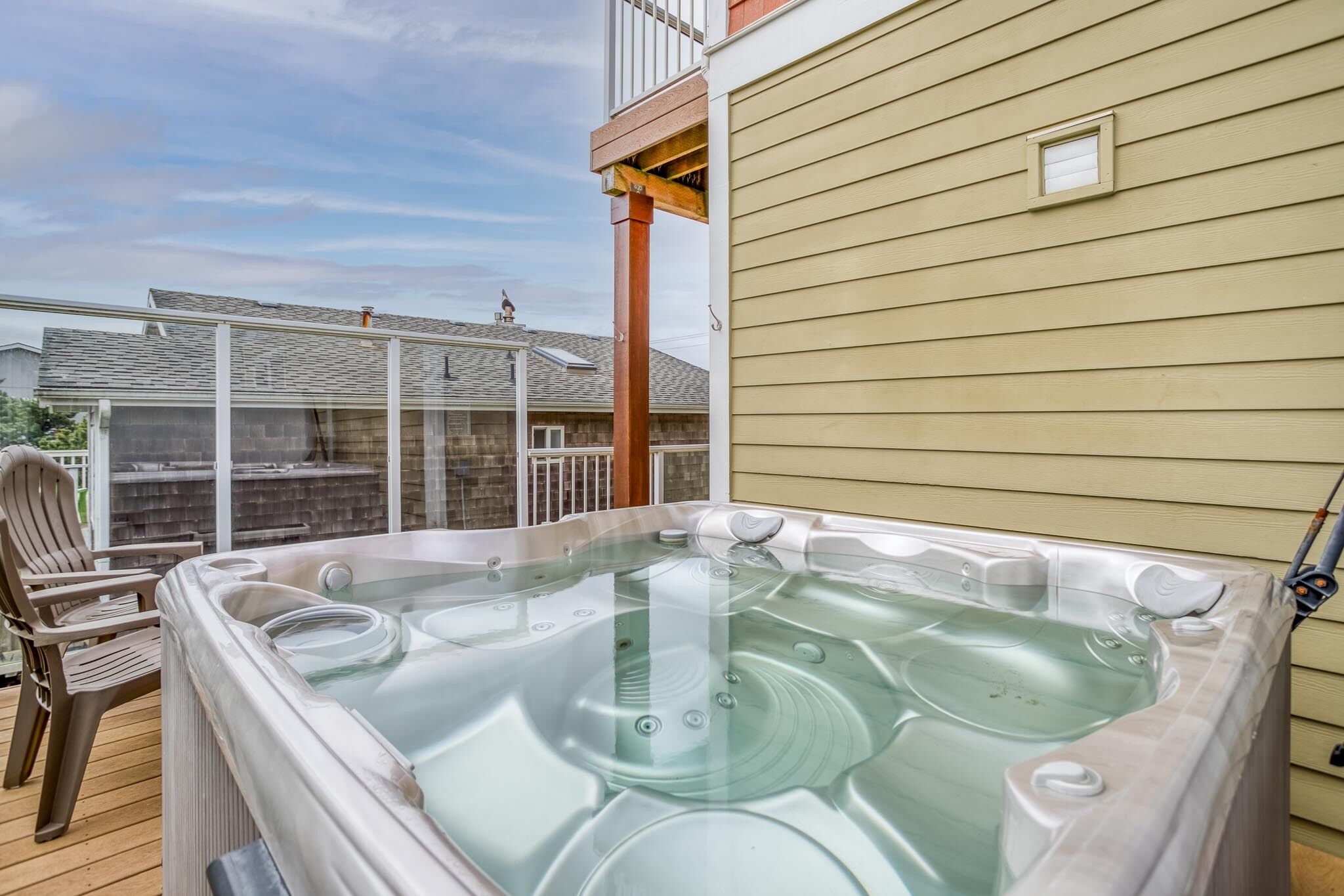 Stately, Spacious Oceanview Beauty has King Suite, Chef’s Kitchen and Hot Tub!