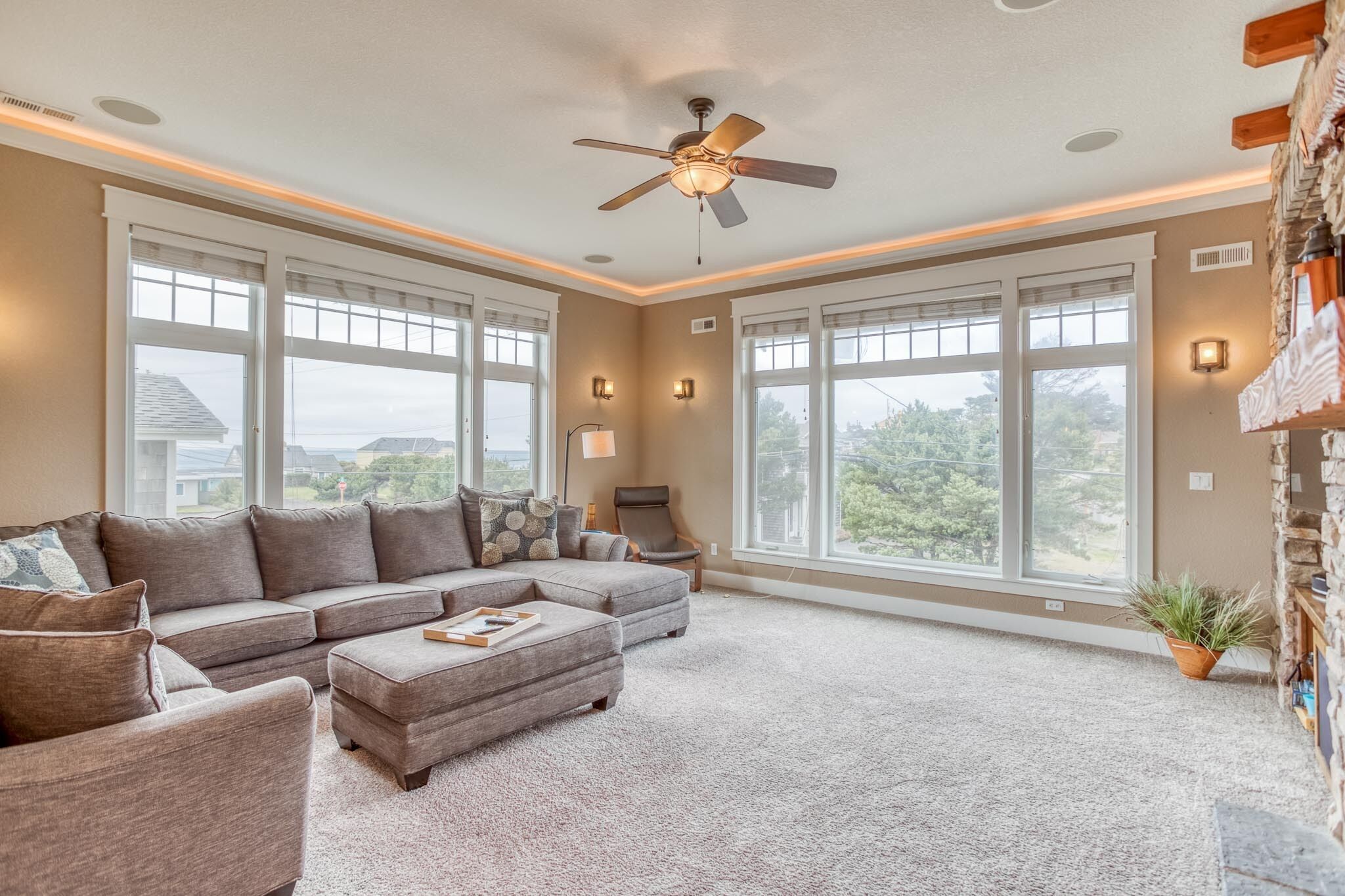 Stately, Spacious Oceanview Beauty has King Suite, Chef’s Kitchen and Hot Tub!