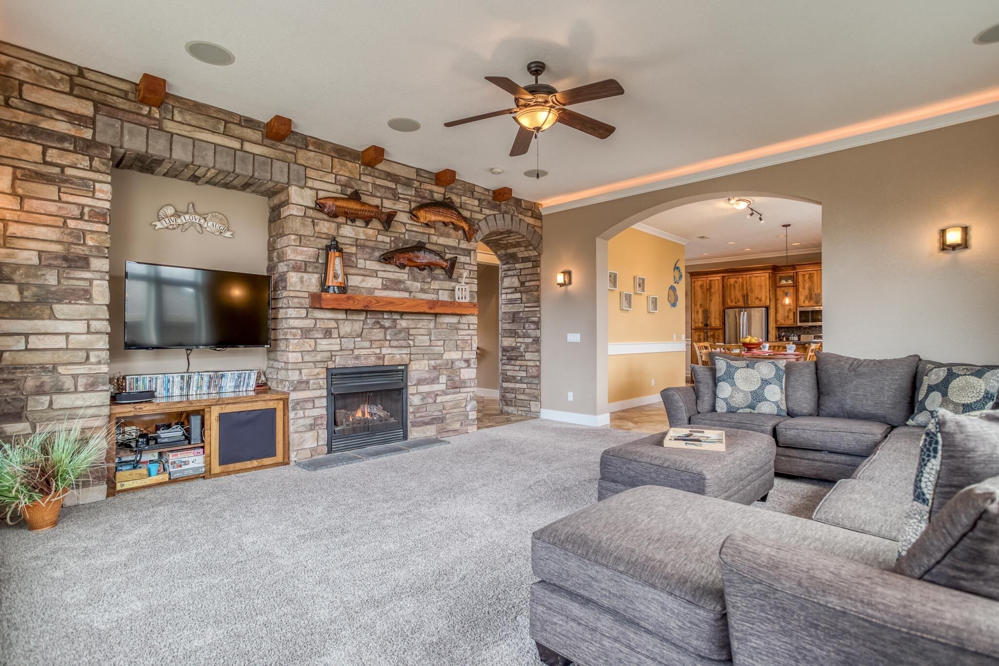 Stately, Spacious Oceanview Beauty has King Suite, Chef’s Kitchen and Hot Tub!