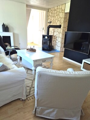 Smart TV, fireplace, foosball, books