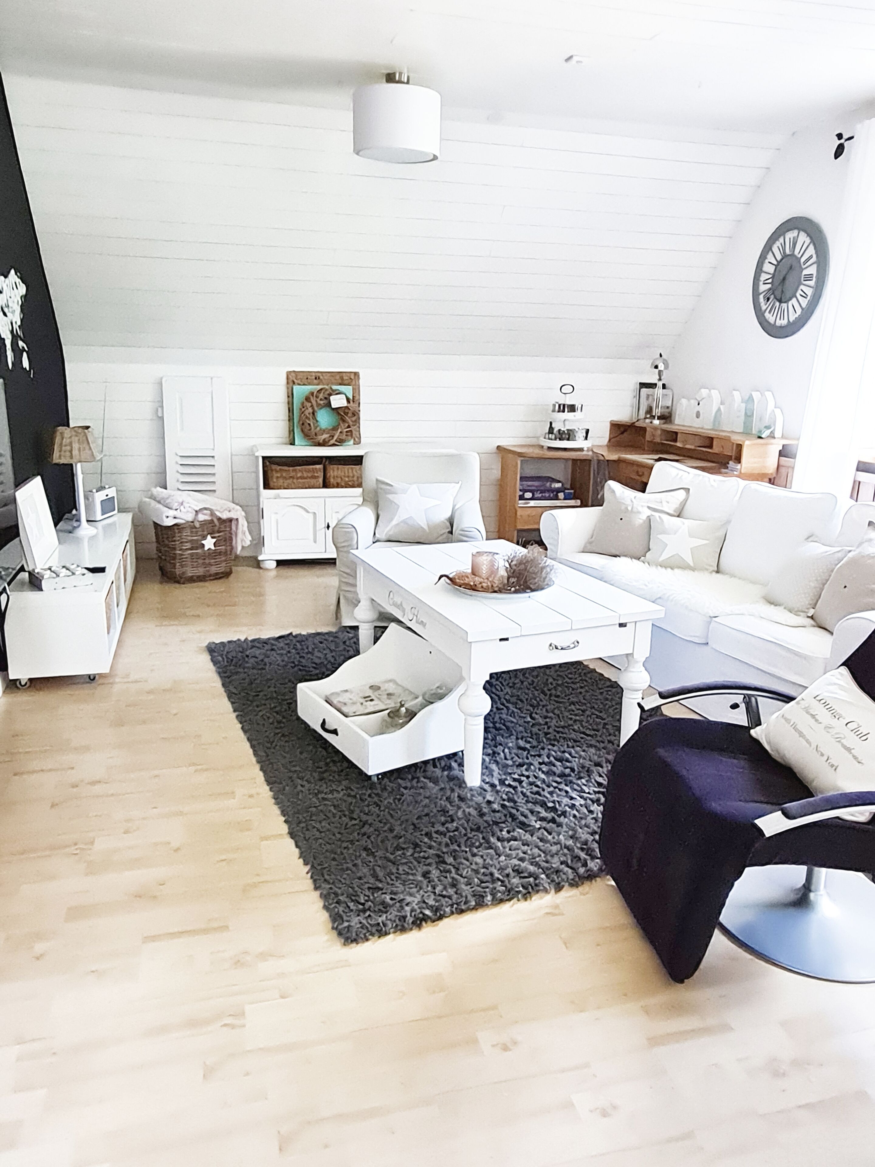 Smart TV, fireplace, foosball, books