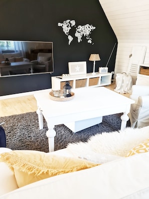 TV connectée, cheminée, baby-foot, livres