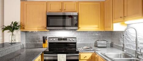 Geladeira, micro-ondas, fogão, cooktop