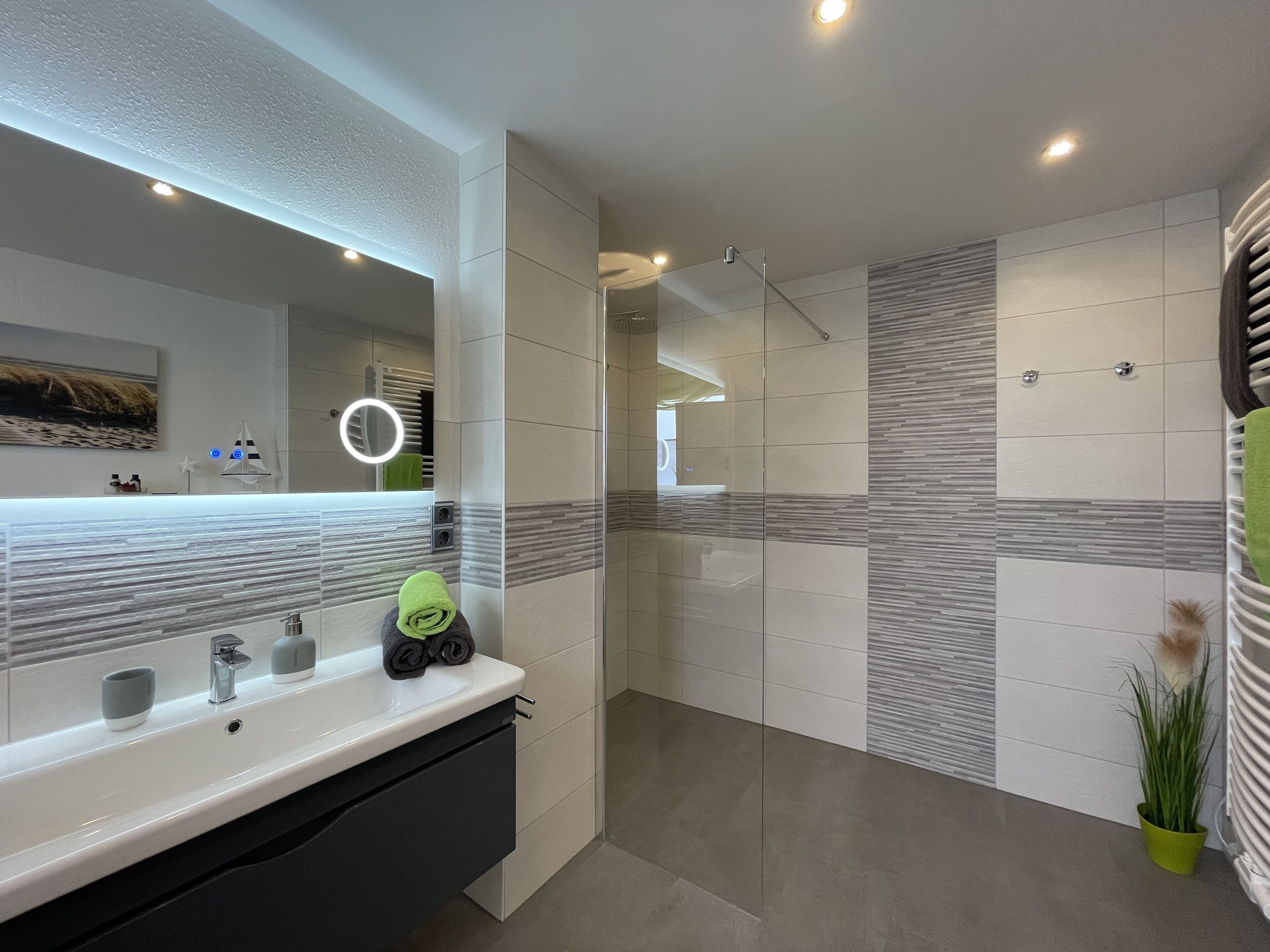 Badewanne, Haartrockner, Handtücher, Seife