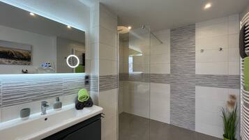Badewanne, Haartrockner, Handtücher, Seife