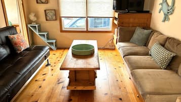 Una televisión, videojuegos, un reproductor de DVD