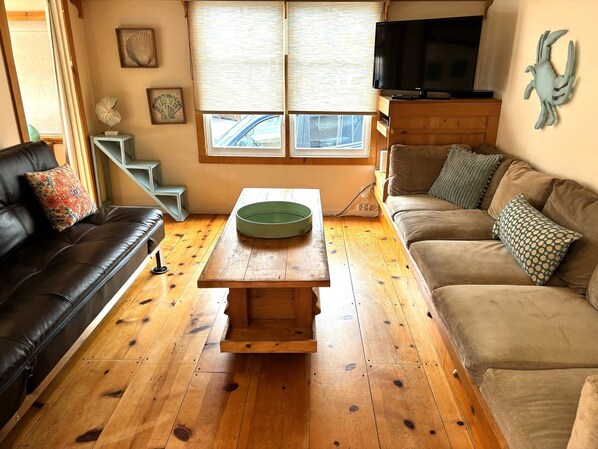 TV, video games, DVD player - Capitola Village Beach Cottage Living! (Capitola)