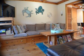 TV, video games, DVD player - Capitola Village Beach Cottage Living! (Capitola)