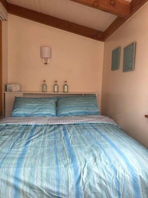 5 bedrooms, WiFi, bed sheets - Capitola Village Beach Cottage Living! (Capitola)