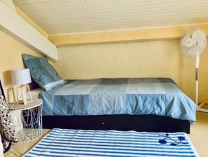4 habitaciones, tabla de planchar con plancha y cuna de viaje 