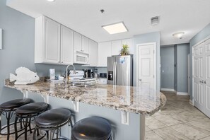 Frigorífico, microondas, horno y placa de cocina