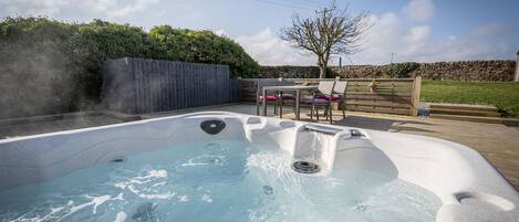 Outdoor spa tub