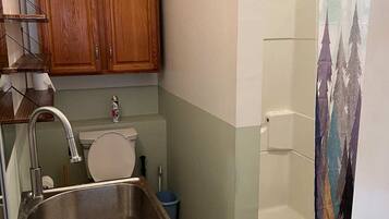 Chuveiro, toalhas de banho