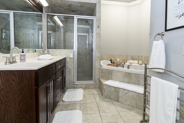 Bañera con ducha, bañera de hidromasaje, secador de pelo, toallas