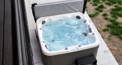 Casa Mahogany - East Bricktown's Contemporary Gem. HOT TUB!