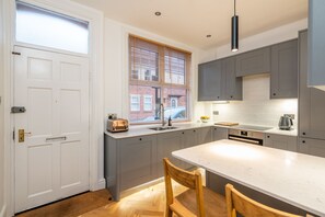 Een koelkast, een magnetron, een oven, een vaatwasser