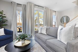 Smart TV, books, stereo, offices