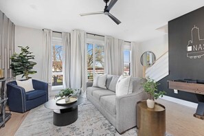 Smart TV, books, stereo, offices