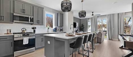 ثلاجة، ميكروويف، فرن، موقد طهي مسطح